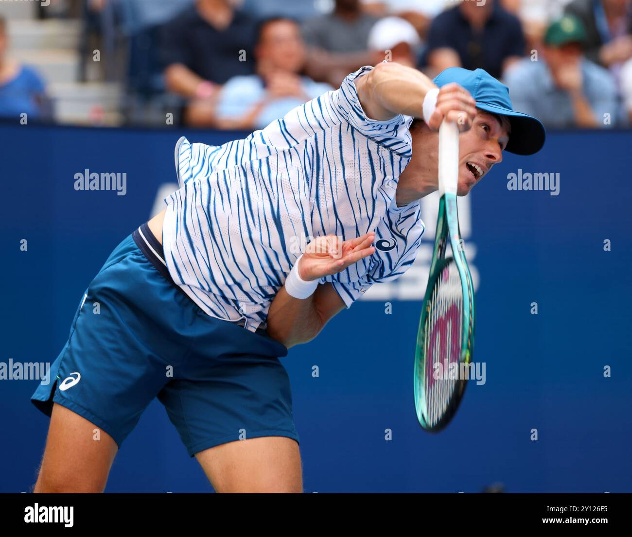 Flushing Meadows, US Open: Alex de Minaur aus Australien. September 2024. In Aktion während seines Viertelfinalspiels gegen Jack Draper aus Großbritannien bei den US Open Today. Quelle: Adam Stoltman/Alamy Live News Stockfoto