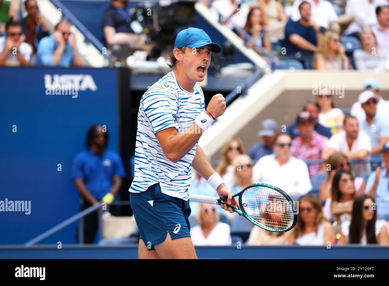 Flushing Meadows, US Open: Alex de Minaur aus Australien. September 2024. Feiert einen Punkt während seines Viertelfinalspiels gegen Jack Draper aus Großbritannien bei den US Open heute. Quelle: Adam Stoltman/Alamy Live News Stockfoto