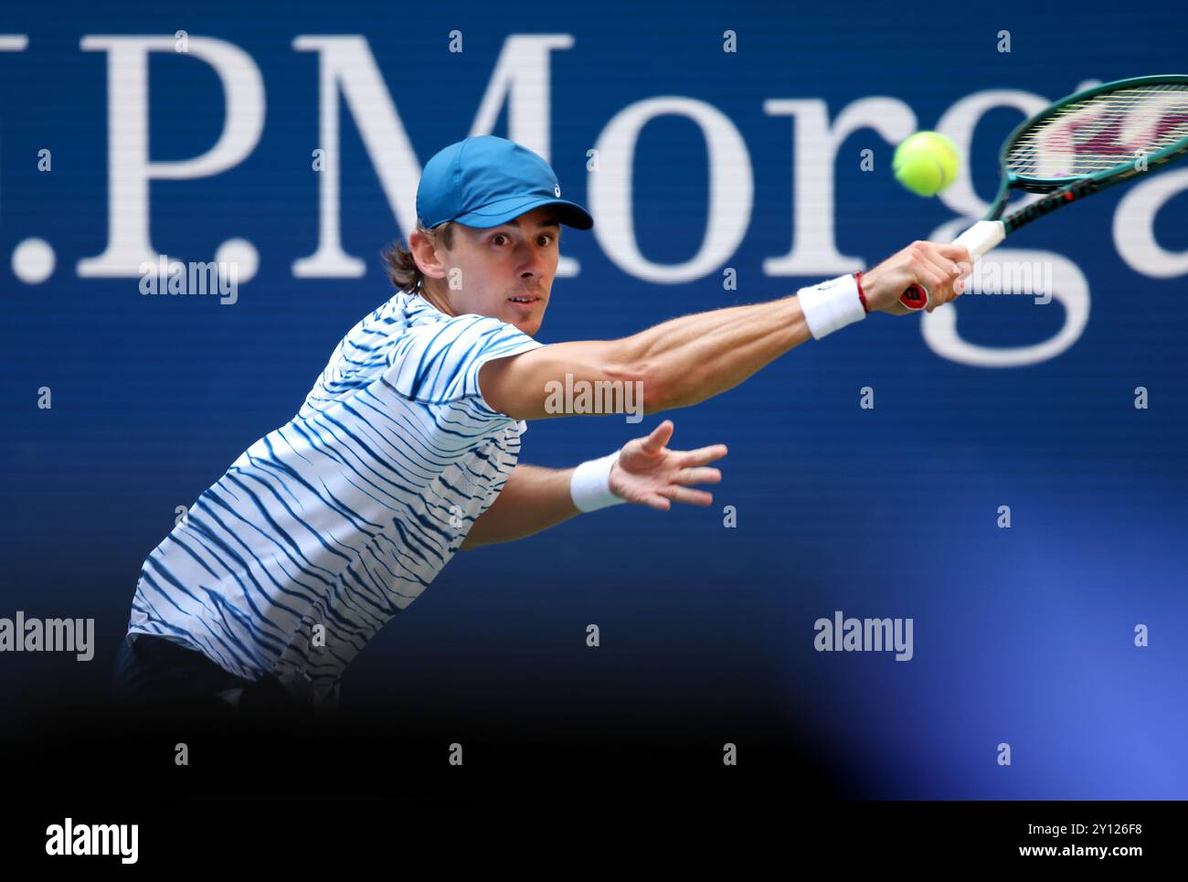 Flushing Meadows, US Open: Alex de Minaur aus Australien. September 2024. In Aktion während seines Viertelfinalspiels gegen Jack Draper aus Großbritannien bei den US Open Today. Quelle: Adam Stoltman/Alamy Live News Stockfoto