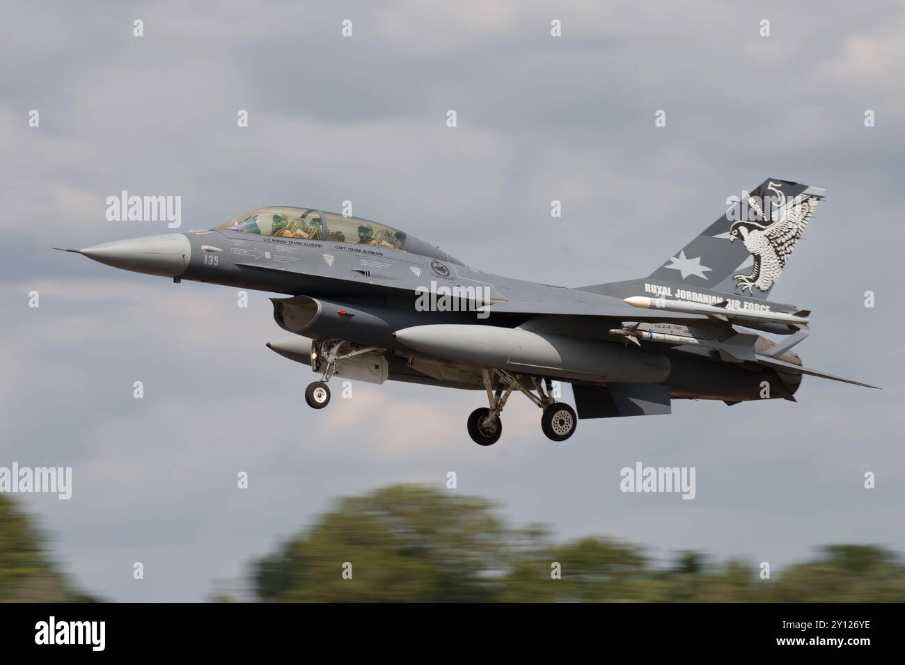 Die Royal Jordanian Air Force F-16 Fighting Falcon kommt bei der Royal International Air Tattoo 2024 an. Stockfoto