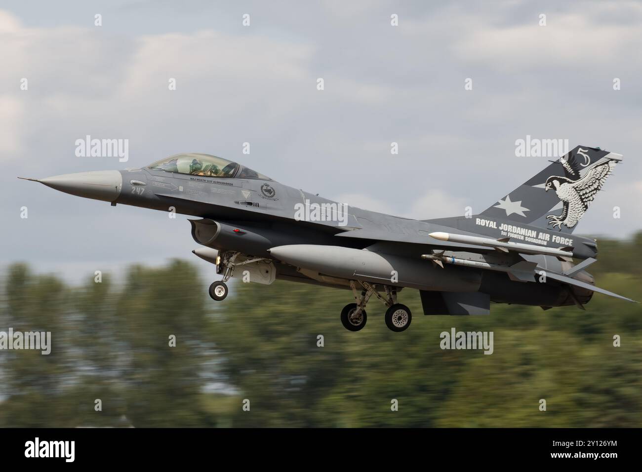 Die Royal Jordanian Air Force F-16 Fighting Falcon kommt bei der Royal International Air Tattoo 2024 an. Stockfoto
