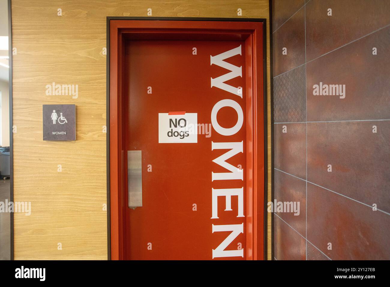 Oklahoma City, Oklahoma - die Dinge sind nicht immer so, wie sie scheinen. Ein "No Dogs"-Schild auf der Damentoilette im Canadian County Expo Center ist kein "in" Stockfoto