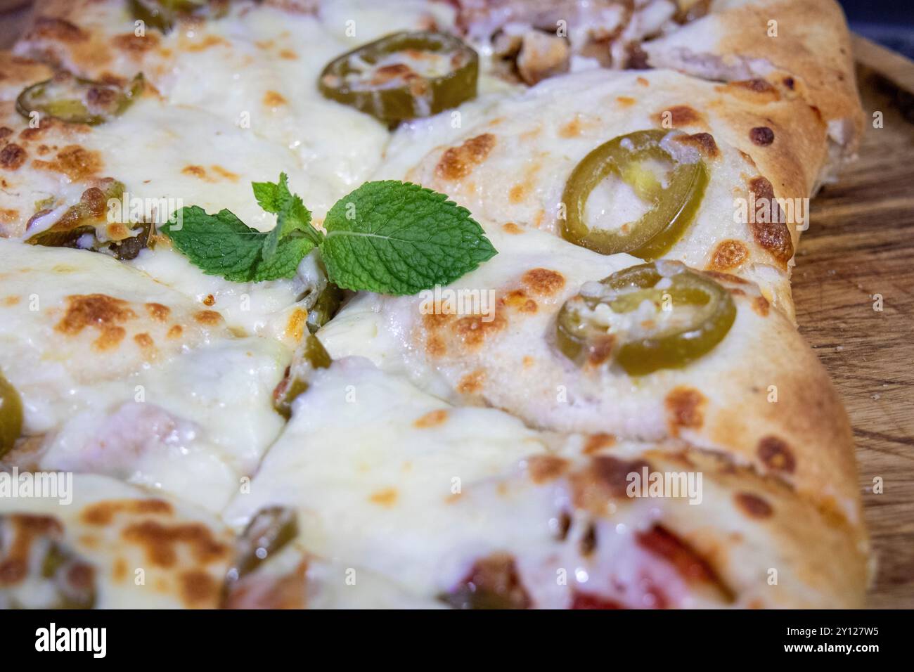 Nahaufnahme von frisch gebackenem Fatayer-Gebäck Stockfoto