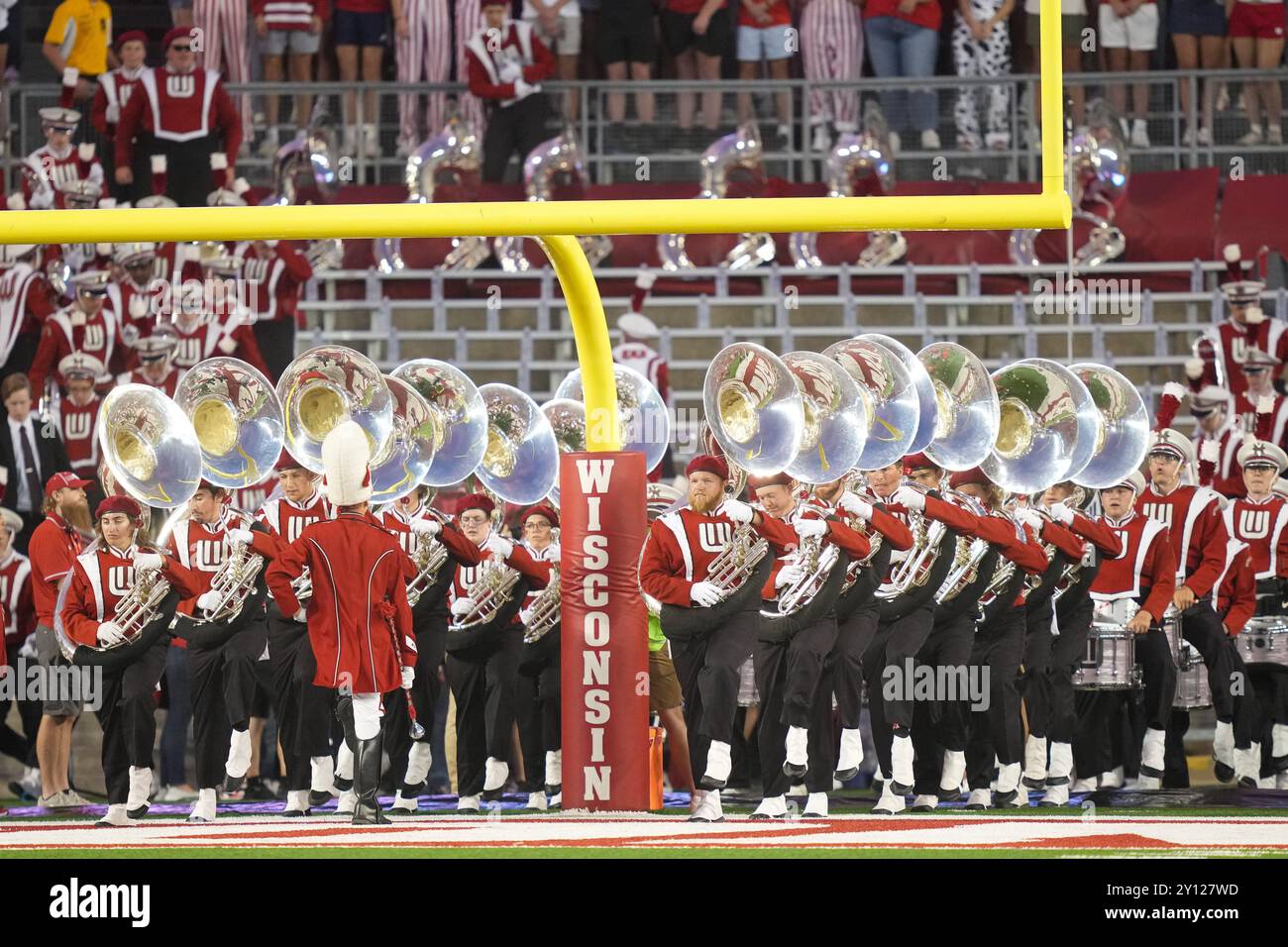 Die Marschkapelle der Wisconsin Badgers bereitet sich auf das Feld vor, bevor ein NCAA Football-Spiel zwischen den Western Michigan Broncos bei Wisconsin Badgers in CA stattfindet Stockfoto