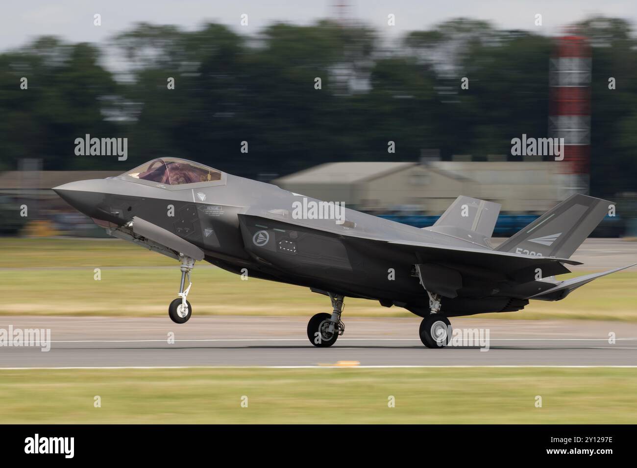 Eine norwegische Luftwaffe F-35A Lightning II kommt bei der Royal International Air Tattoo 2024 an. Stockfoto