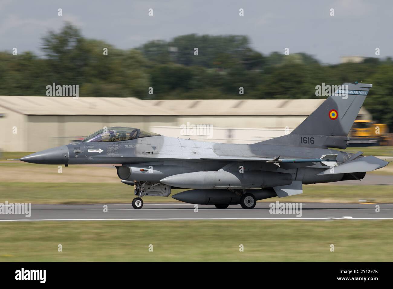 Die rumänische Luftwaffe F-16 kämpfte gegen Falken bei der Royal International Air Tattoo 2024. Stockfoto