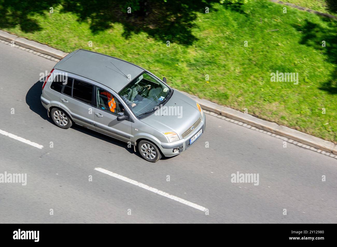 OSTRAVA, TSCHECHIEN - 25. APRIL 2024: Europäisches Familienauto Ford Fusion MPV, Bewegungsunschärfe Stockfoto