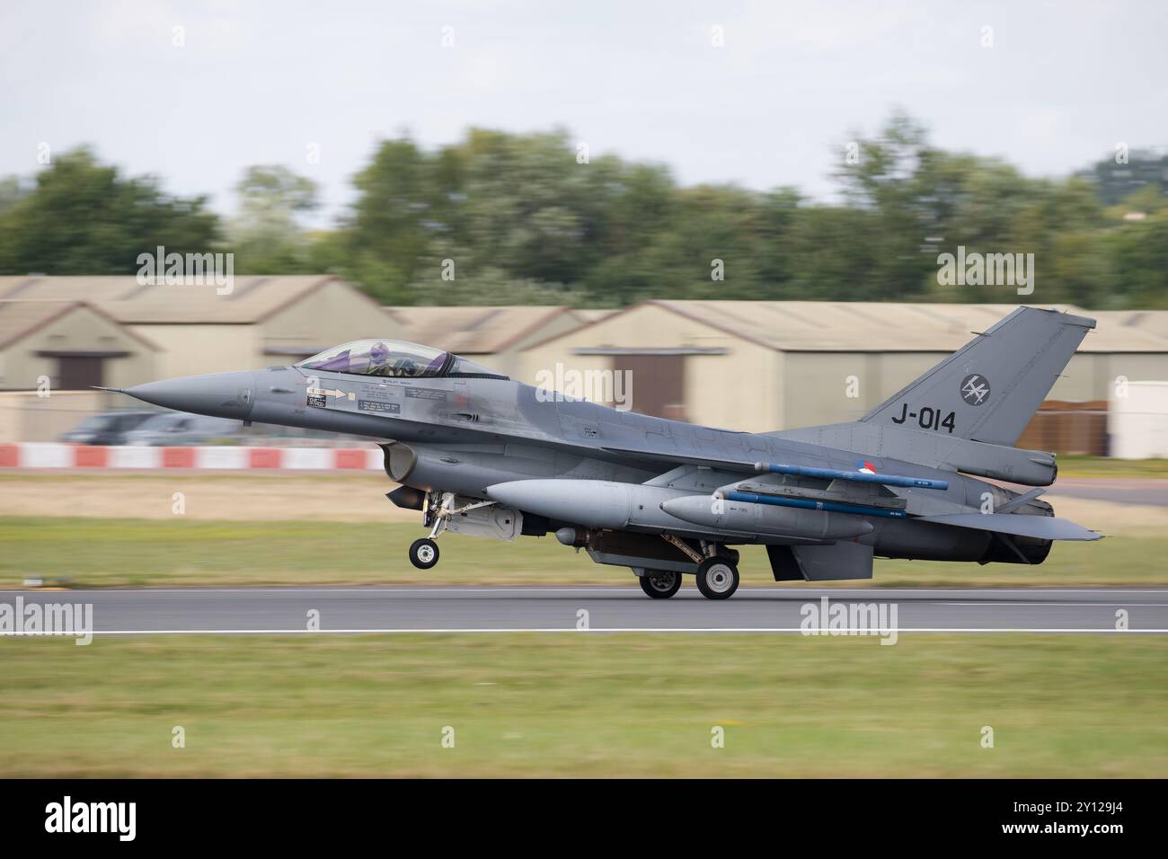 Die Royal Netherlands Air Force F-16 kämpfte gegen Falken bei der Royal International Air Tattoo 2024. Stockfoto