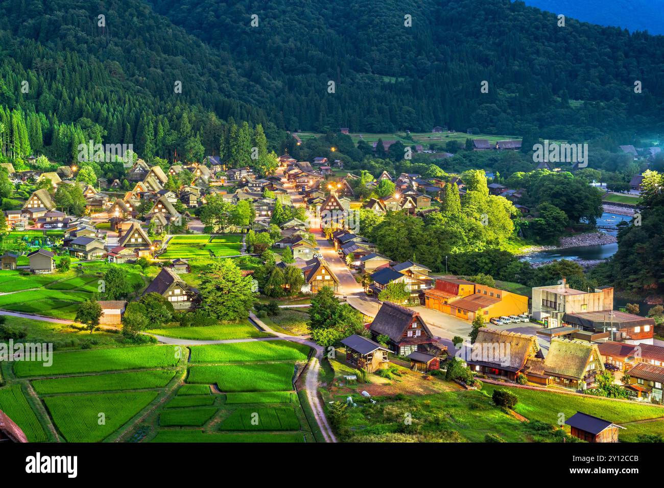 Shirakawago, Japan in der Dämmerung in der Sommersaison. Stockfoto