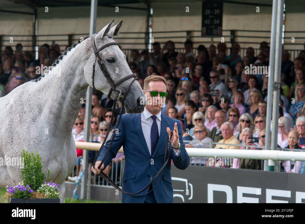 Stamford, Großbritannien. September 2024. Oliver Townend und Cooley Rosalent vertraten Großbritannien bei der ersten Horse Inspection bei den Defender Burghley Horse Trials 2024 auf dem Gelände von Burghley House in Stamford, Lincolnshire, England. Quelle: Jonathan Clarke/Alamy Live News Stockfoto