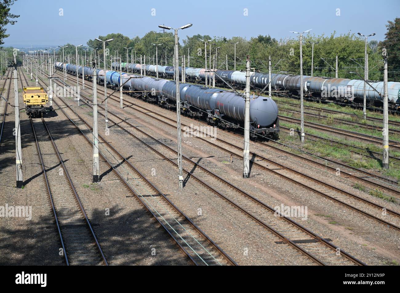 Ankerwagen parkten auf Abstellgleisen in Krakau in Polen. Stockfoto