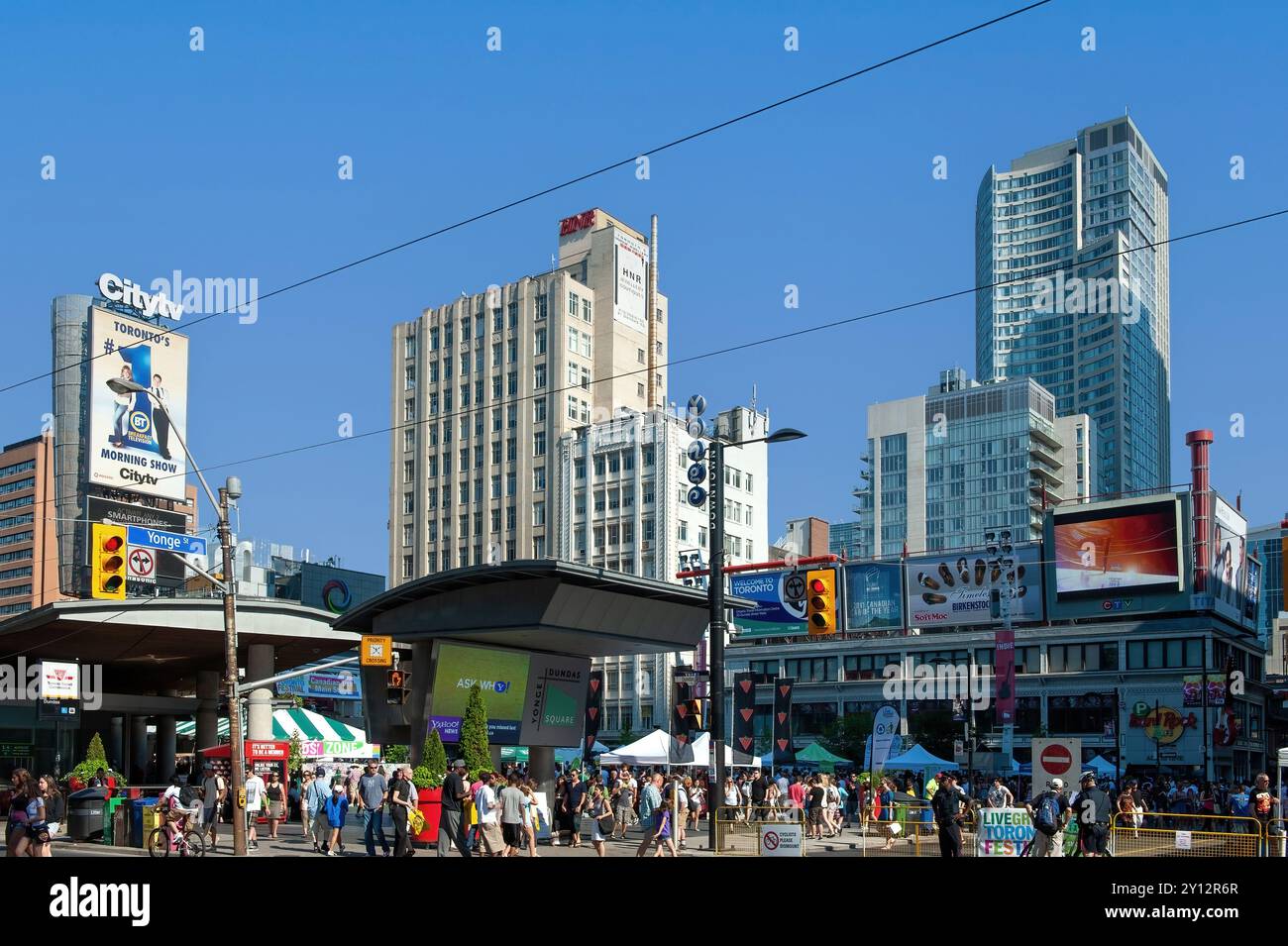 Toronto, Kanada - 16. Juli 2011: Torontos geschäftigste Kreuzung, Yonge-Dundas Square, wurde für das Live Green Toronto Festival für den Verkehr gesperrt. Stockfoto Toronto, Kanada - 16. Juli 2011: Torontos geschäftigste Kreuzung, Yonge-Dundas Square, wurde für das Live Green Toronto Festival für den Verkehr gesperrt. Stockfoto