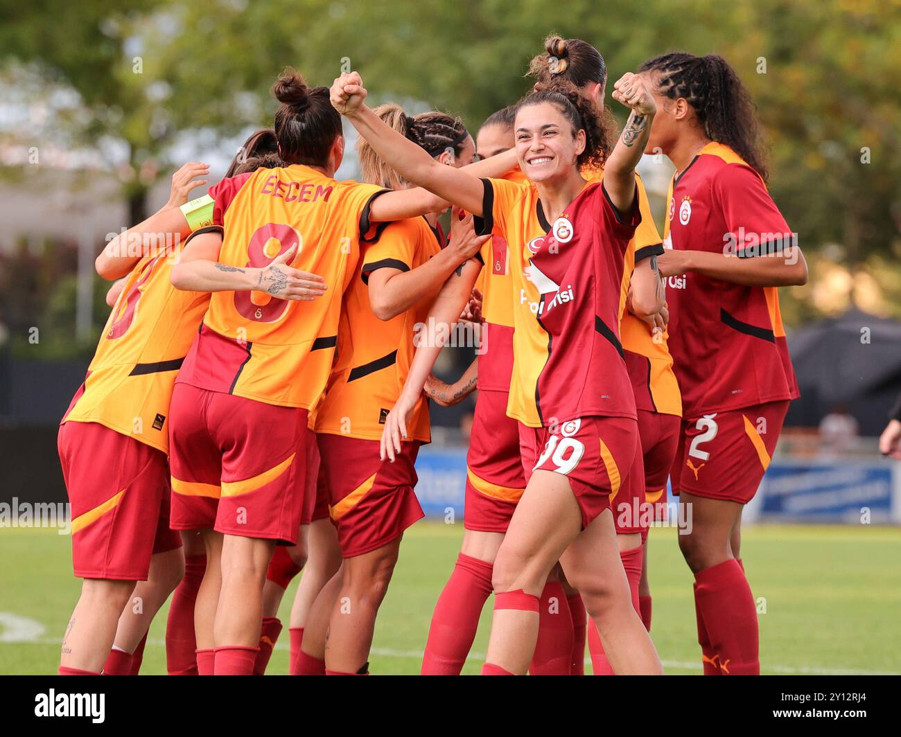 Luxemburg, Luxemburg. September 2024. Galatasaray-Spieler feiern das Tor von Andrea Staskova (12) aus Galatasaray (0:2) während des Fußballspiels zwischen Racing Union (LUX) und Galatasary (TUR), der ersten Qualifikationsrunde der UEFA Women's Champions League 2024-2025, am Mittwoch, den 4. September 2024 in Luxemburg. Quelle: Sportpix/Alamy Live News Stockfoto