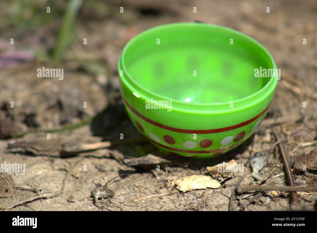 Die Hälfte der grünen Plastikdekoration für ostereier Stockfoto