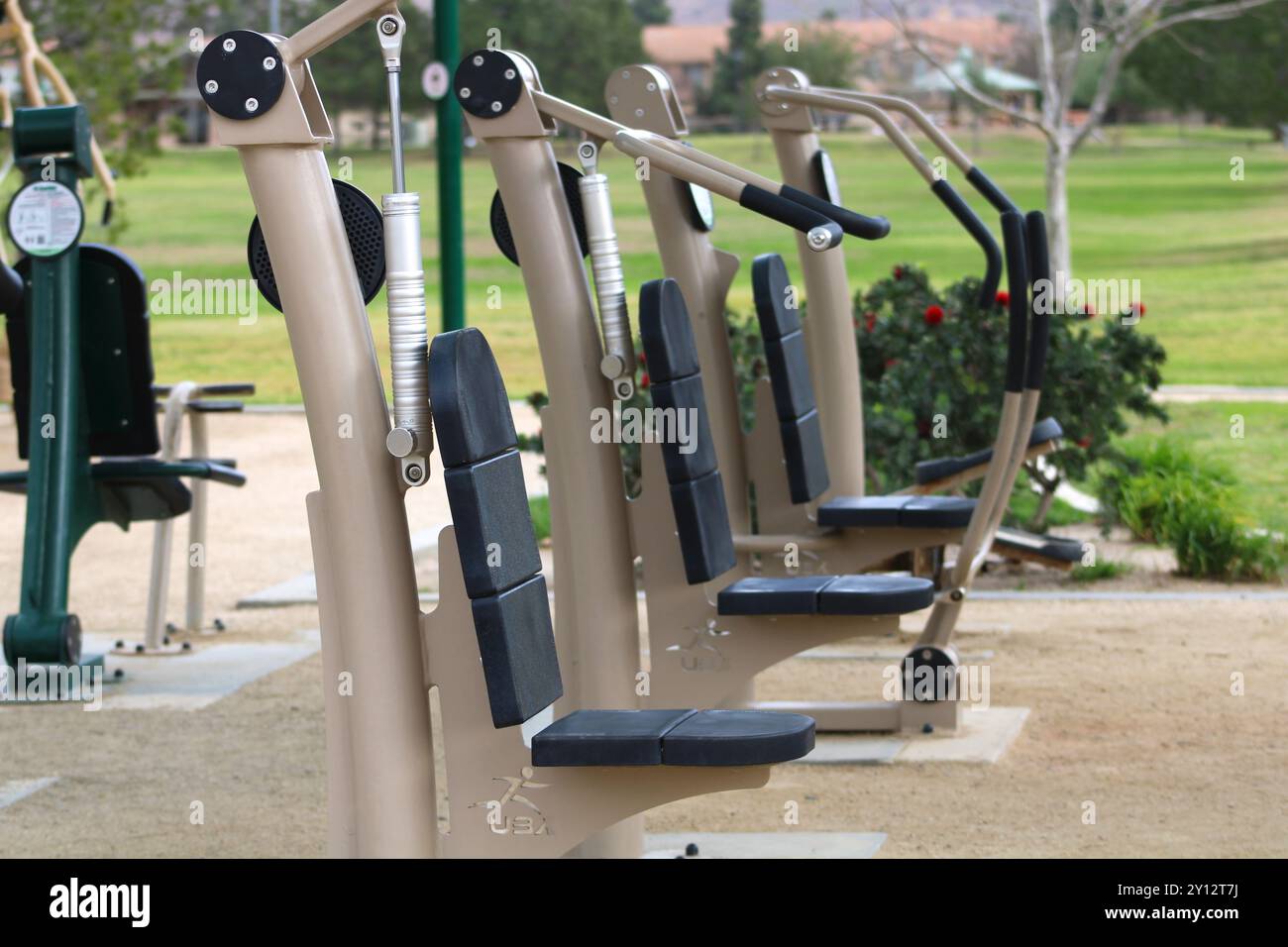 Outdoor-Gerät für Armgewichte, öffentliches Fitnessstudio Stockfoto