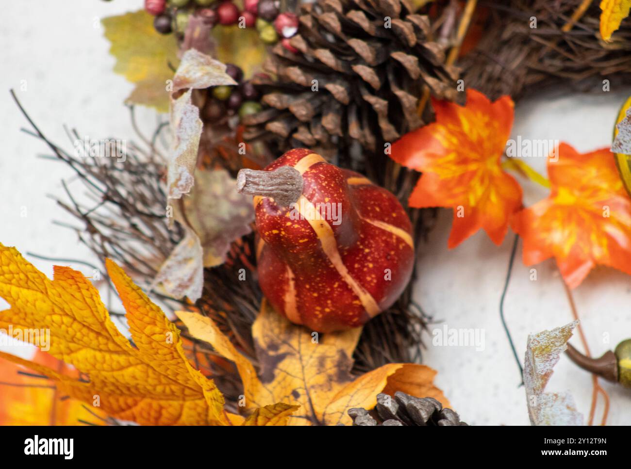 Herbstkranz bis zur Herbstdekoration Stockfoto