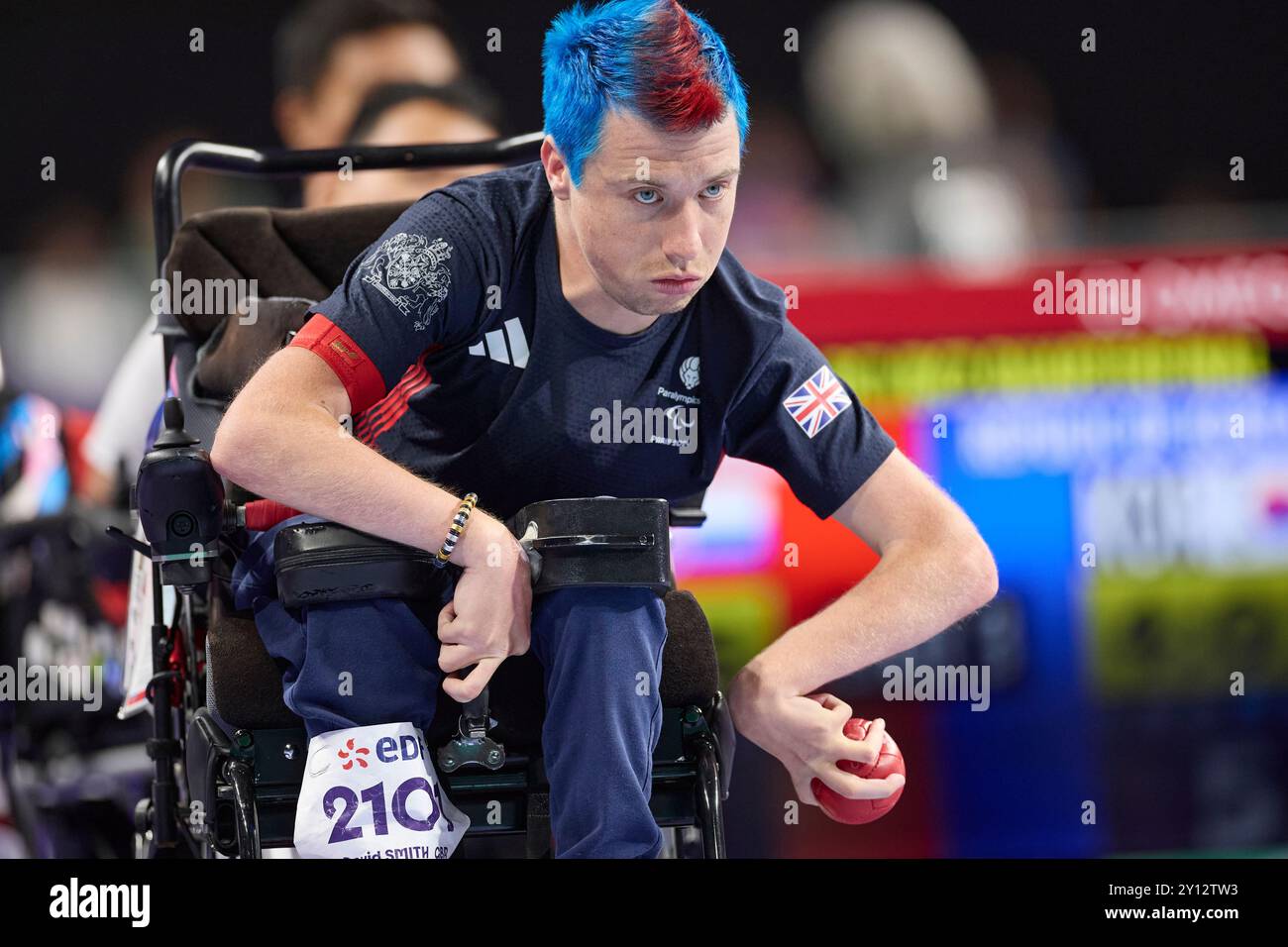 Paris, Frankreich. September 2024. Kayleigh Haggo, Claire Taggart und David Smith (C) aus Großbritannien gegen Muhamad SYAFA, Felix Ardi YUDHA (C) und Gischa ZAYANA aus Indonesien im Boccia Mixed Team - BC1/BC2 Viertelfinale in der South Paris Arena 1. Am 7. Tag der Paralympischen Spiele 2024 in Paris. Quelle: Roger B/Alamy Live News Stockfoto