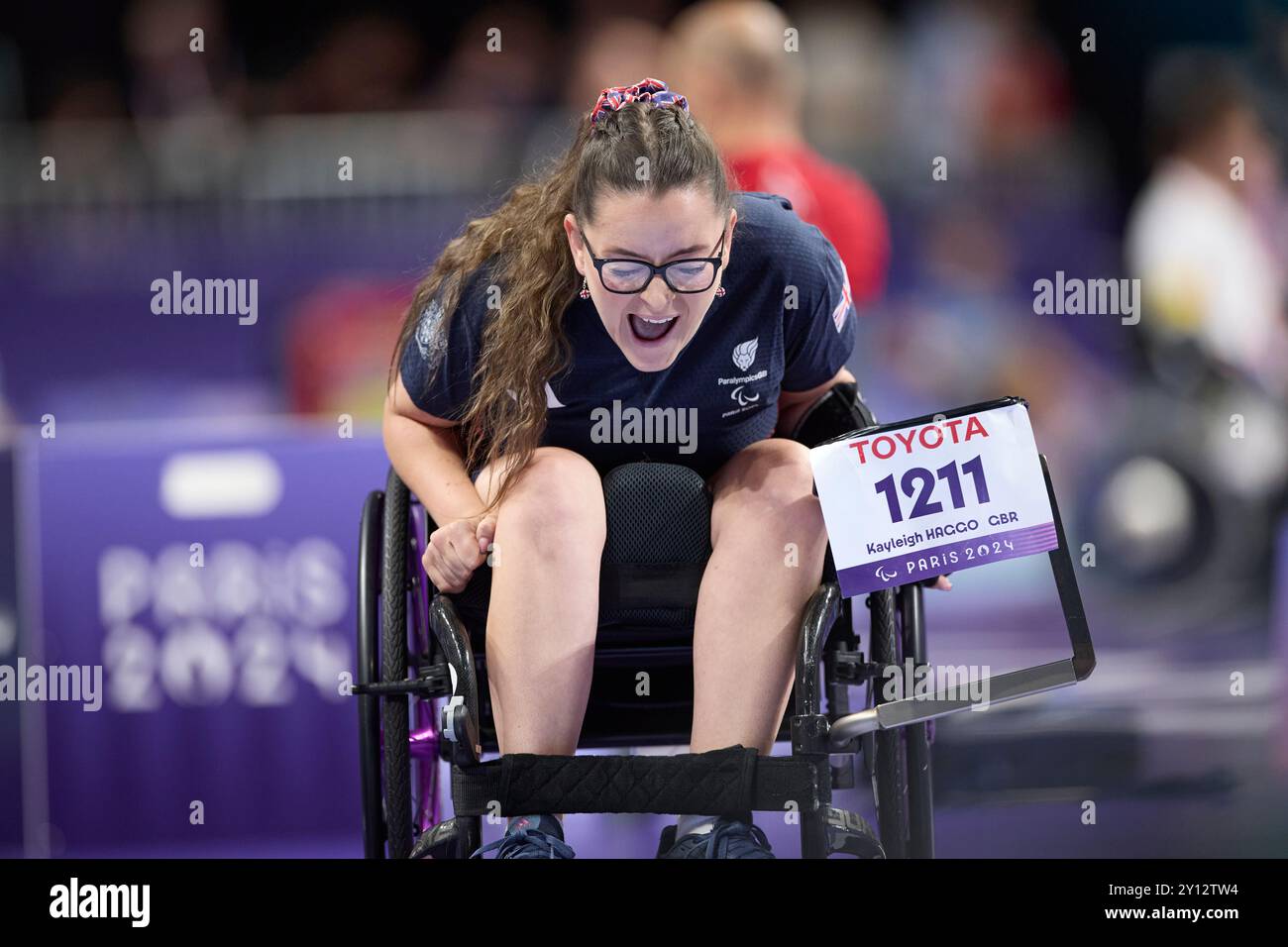 Paris, Frankreich. September 2024. Kayleigh Haggo, Claire Taggart und David Smith (C) aus Großbritannien gegen Muhamad SYAFA, Felix Ardi YUDHA (C) und Gischa ZAYANA aus Indonesien im Boccia Mixed Team - BC1/BC2 Viertelfinale in der South Paris Arena 1. Am 7. Tag der Paralympischen Spiele 2024 in Paris. Quelle: Roger B/Alamy Live News Stockfoto