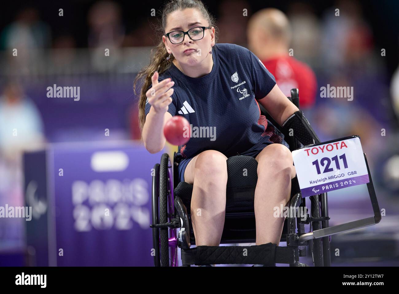 Paris, Frankreich. September 2024. Kayleigh Haggo, Claire Taggart und David Smith (C) aus Großbritannien gegen Muhamad SYAFA, Felix Ardi YUDHA (C) und Gischa ZAYANA aus Indonesien im Boccia Mixed Team - BC1/BC2 Viertelfinale in der South Paris Arena 1. Am 7. Tag der Paralympischen Spiele 2024 in Paris. Quelle: Roger B/Alamy Live News Stockfoto