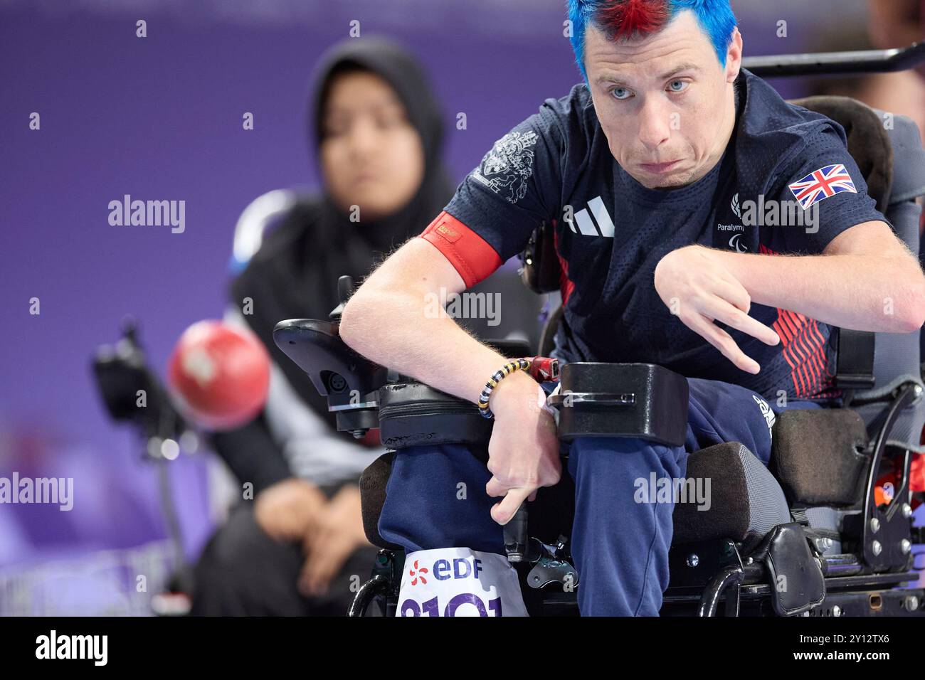 Paris, Frankreich. September 2024. Kayleigh Haggo, Claire Taggart und David Smith (C) aus Großbritannien gegen Muhamad SYAFA, Felix Ardi YUDHA (C) und Gischa ZAYANA aus Indonesien im Boccia Mixed Team - BC1/BC2 Viertelfinale in der South Paris Arena 1. Am 7. Tag der Paralympischen Spiele 2024 in Paris. Quelle: Roger B/Alamy Live News Stockfoto