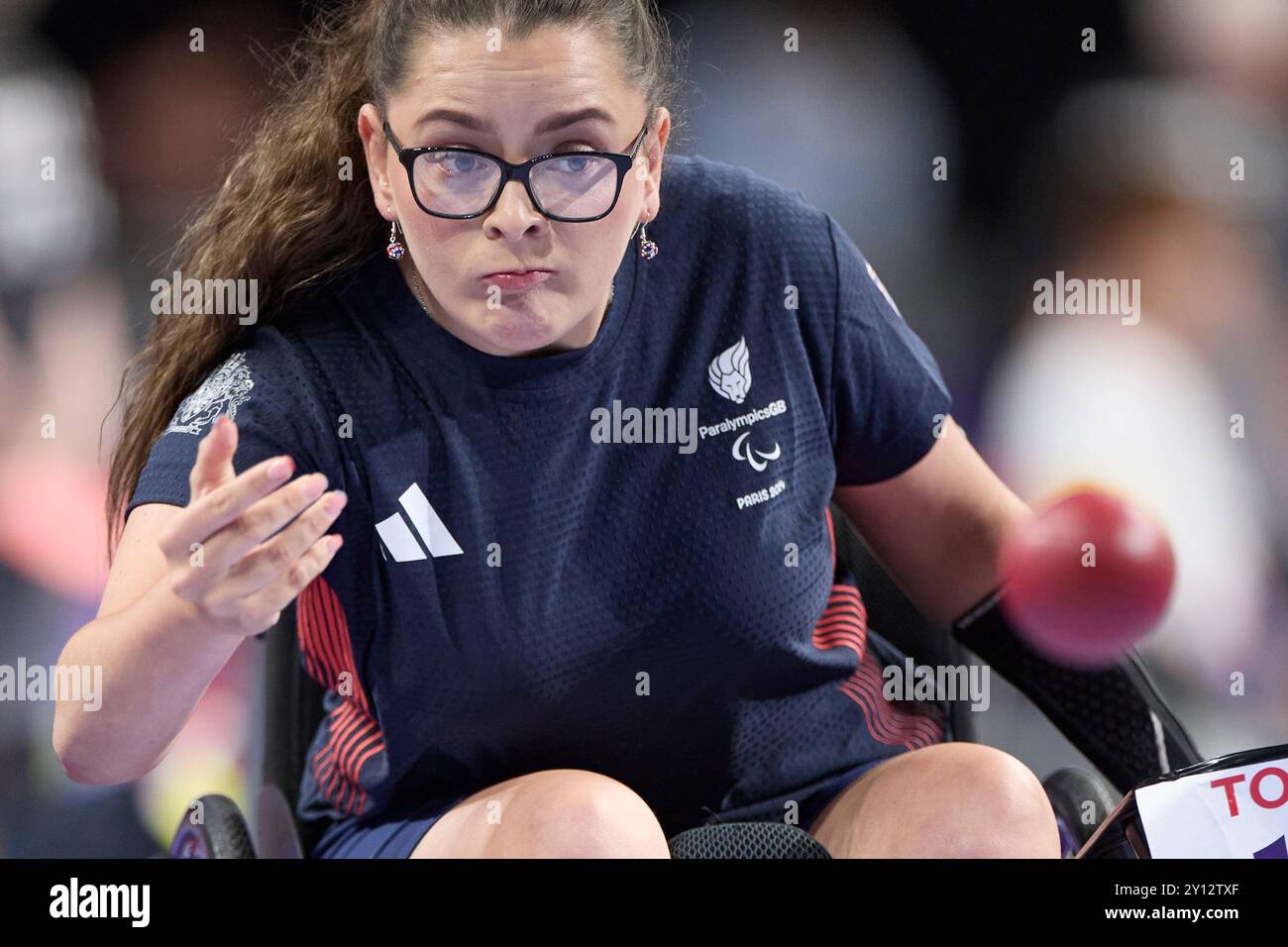 Paris, Frankreich. September 2024. Kayleigh Haggo, Claire Taggart und David Smith (C) aus Großbritannien gegen Muhamad SYAFA, Felix Ardi YUDHA (C) und Gischa ZAYANA aus Indonesien im Boccia Mixed Team - BC1/BC2 Viertelfinale in der South Paris Arena 1. Am 7. Tag der Paralympischen Spiele 2024 in Paris. Quelle: Roger B/Alamy Live News Stockfoto