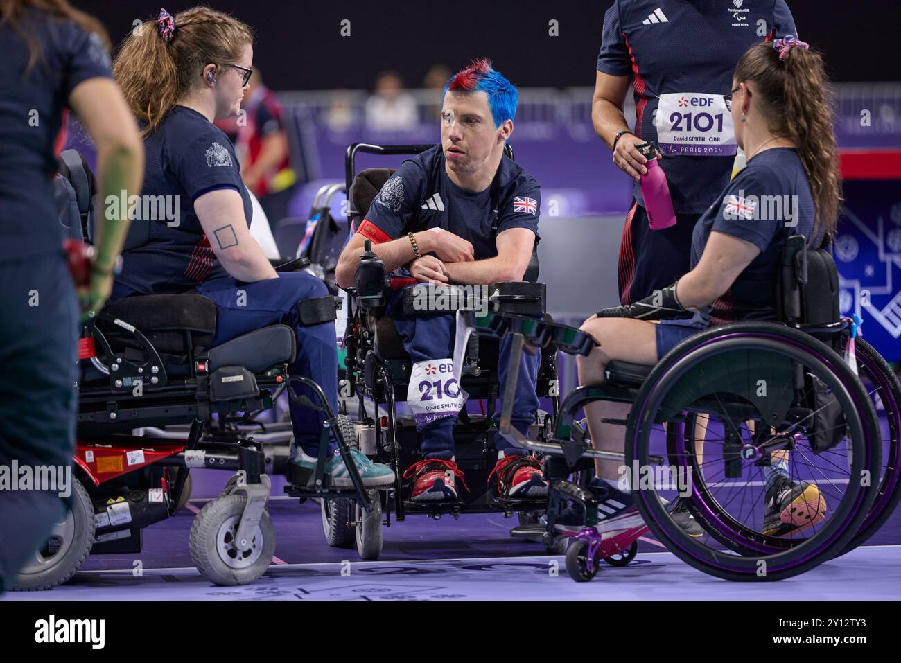 Paris, Frankreich. September 2024. Kayleigh Haggo, Claire Taggart und David Smith (C) aus Großbritannien gegen Muhamad SYAFA, Felix Ardi YUDHA (C) und Gischa ZAYANA aus Indonesien im Boccia Mixed Team - BC1/BC2 Viertelfinale in der South Paris Arena 1. Am 7. Tag der Paralympischen Spiele 2024 in Paris. Quelle: Roger B/Alamy Live News Stockfoto