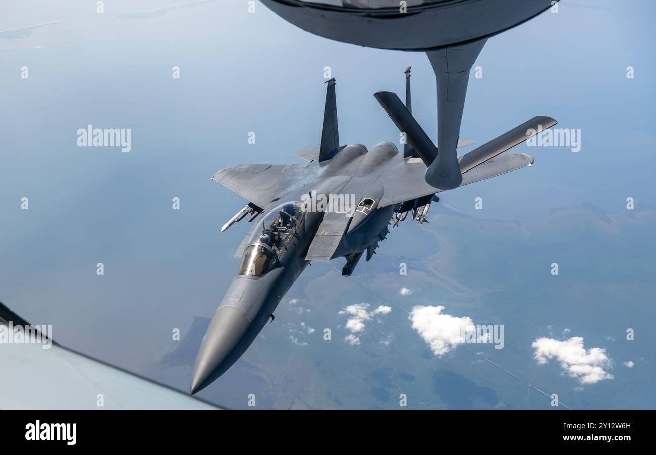 Ein F-15 Strike Eagle, der dem 4. Kampfflugzeug zugeordnet ist, nähert sich einem KC-135 Stratotanker, der dem 6. Luftbetankungsflügel zugeordnet ist, um über Th zu tanken Stockfoto