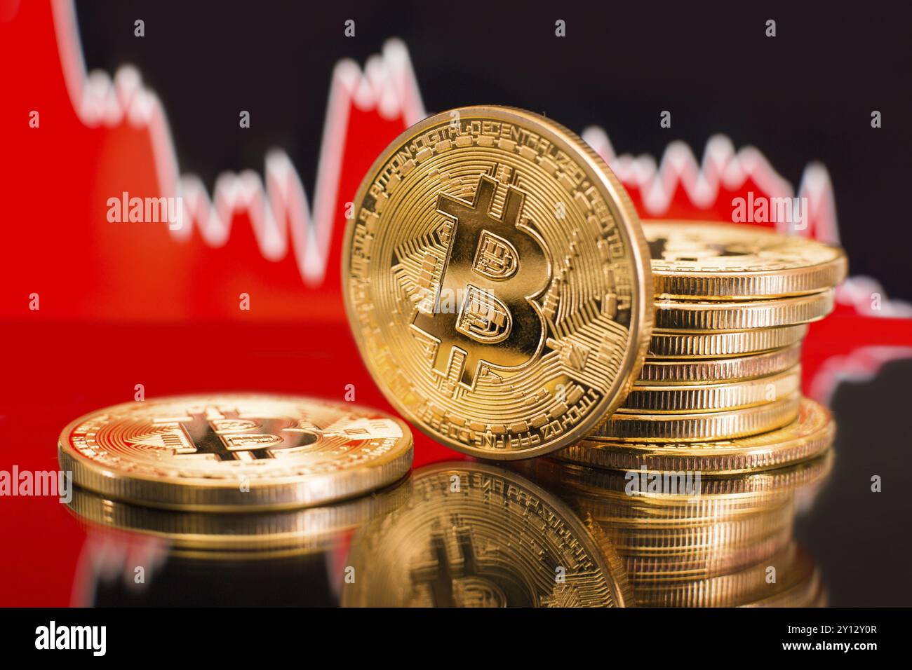 Bitcoin mit einem roten Kartenwurf. Preiscrash- und Bären-Markttrend-Konzept Stockfoto