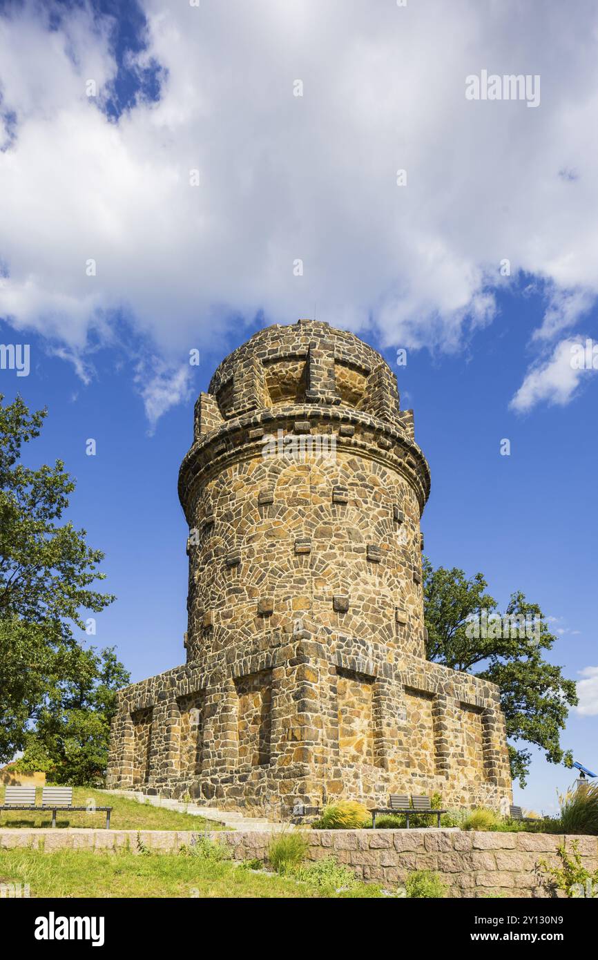 Der Bismarckturm in Radebeul, auch Bismarcksäule genannt, ist einer von rund 145 Bismarcktürmen, die zu Ehren Pri noch in Deutschland existieren Stockfoto