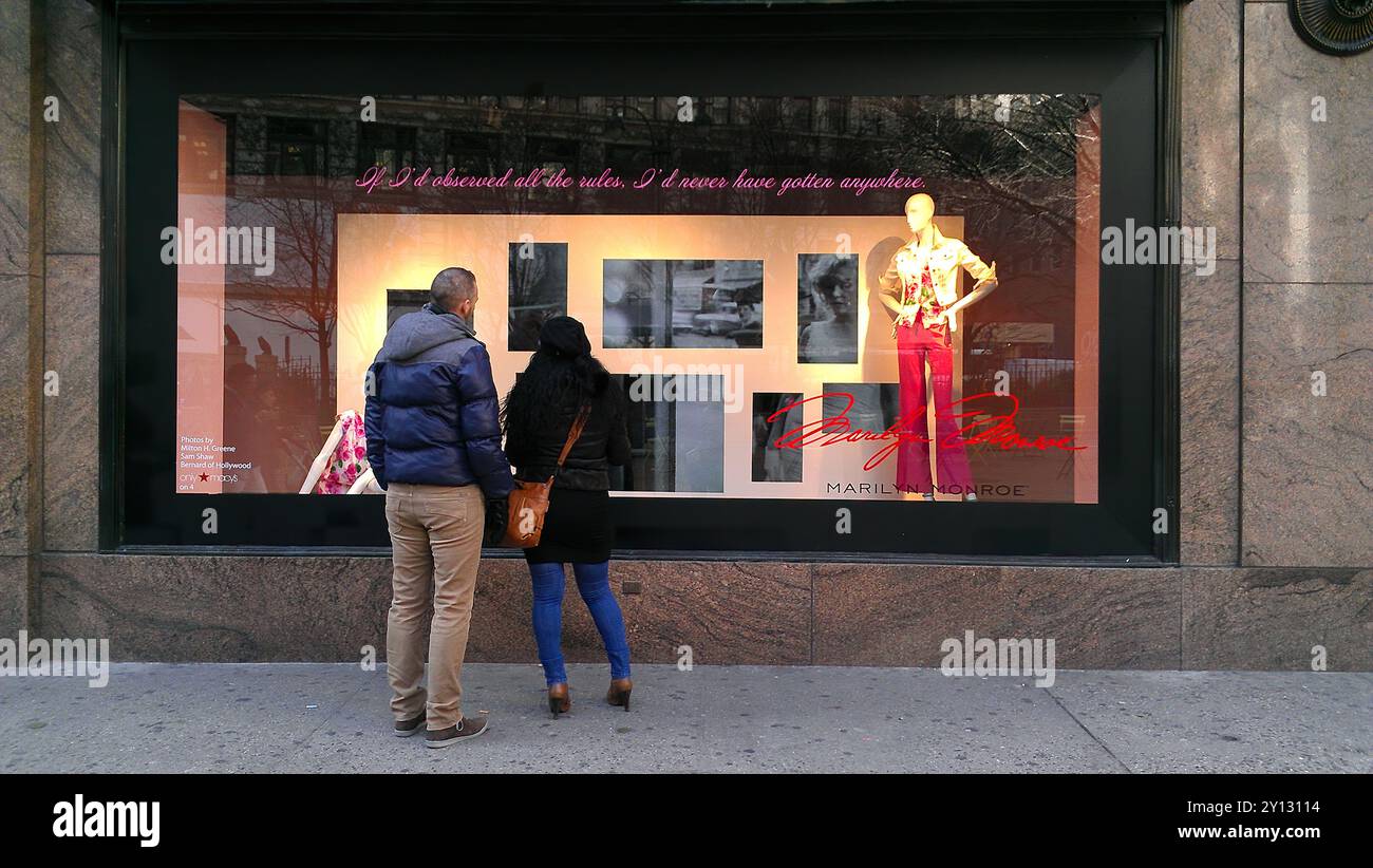 New York, New York - 5. März. 2013: Ein Marilyn Monroe-Fenster im Macy's in Manhattan Stockfoto
