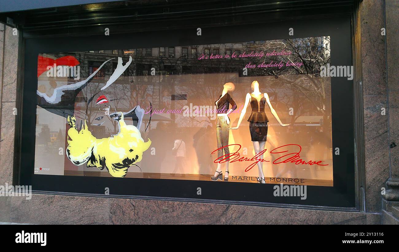 New York, New York - 5. März. 2013: Ein Marilyn Monroe-Fenster im Macy's in Manhattan Stockfoto