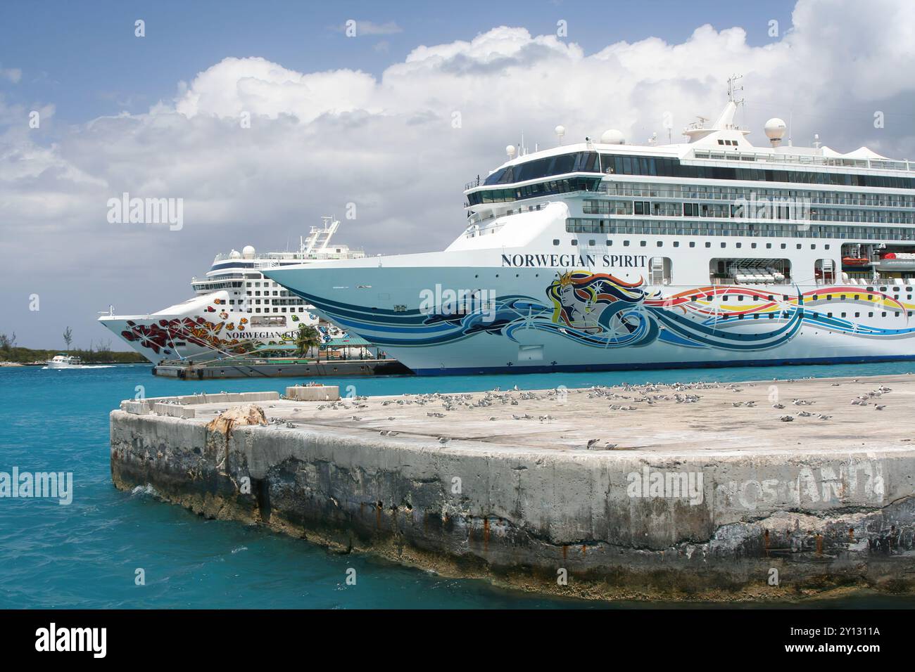 Nassau, Bahamas - 16. April 2008: Die norwegischen Kreuzfahrtschiffe Spirit and Gem von NCL legen 2008 auf den Bahamas an Stockfoto