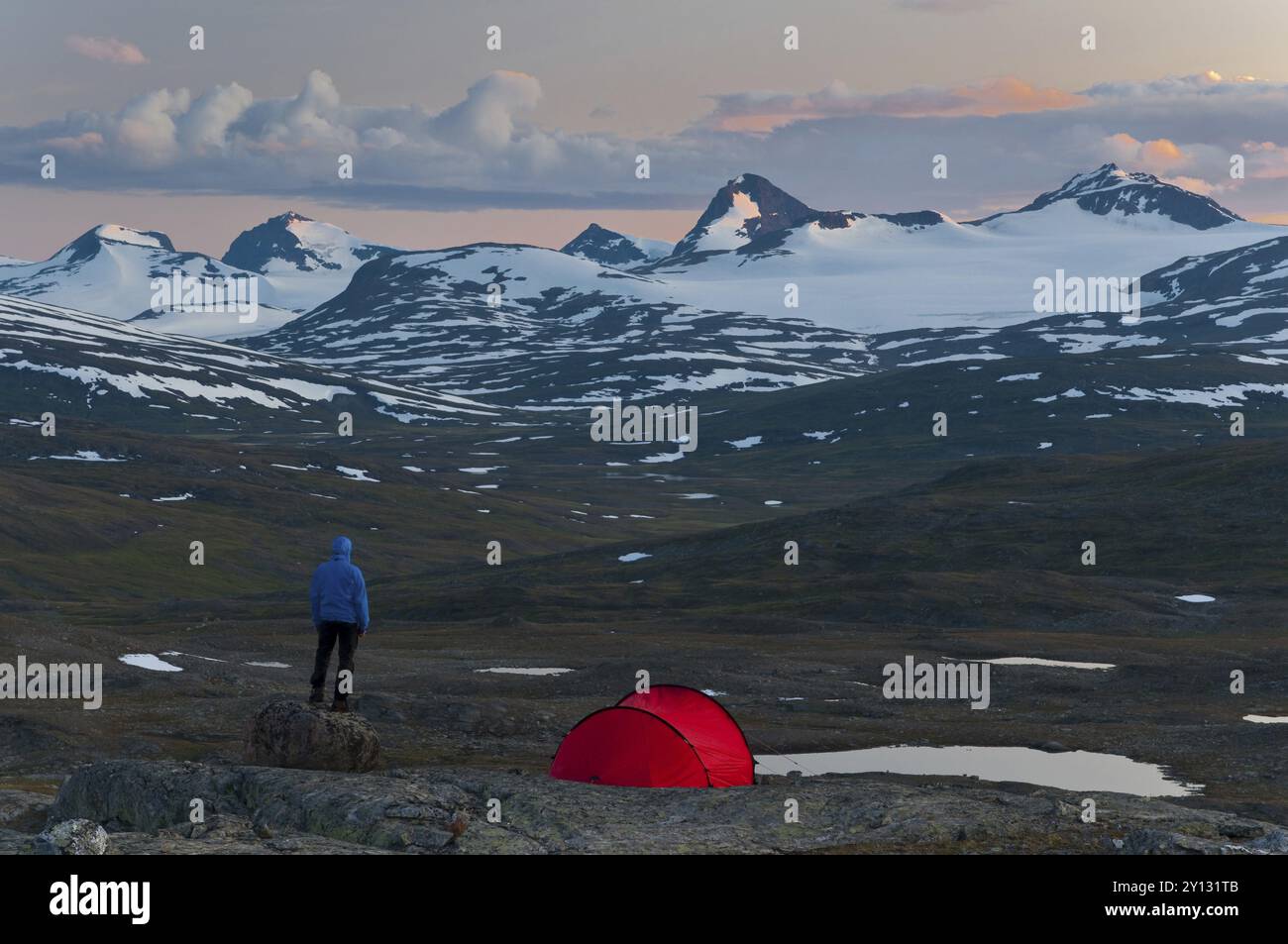 Der Wanderer blickt von seinem Zelt zum Sulitelma-Massiv mit dem Sulitelma-Gletscher, Laponia-Weltkulturerbe, Lappland, Schweden und dem Suliskong Stockfoto