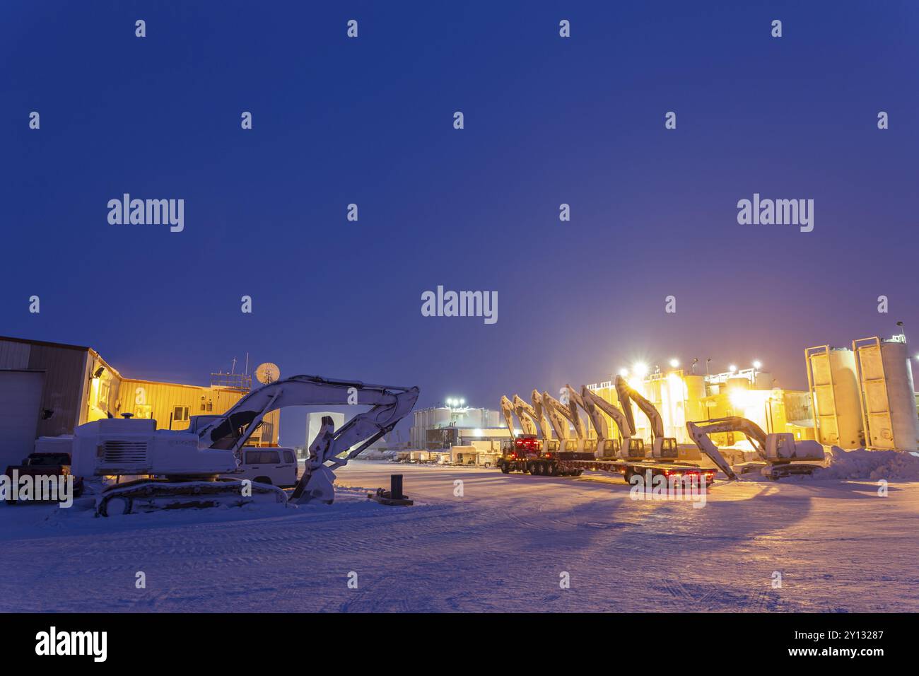 Bagger und Ausrüstung für die Ölförderung in der Arktis, Dämmerung, Winter, Deadhorse, Alaska, USA, Nordamerika Stockfoto