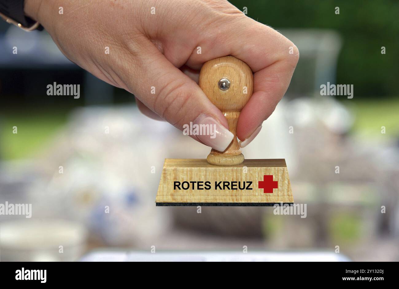 Symbolfoto, Frauenhand mit Stempel, Aufschrift: Deutsches Rotes Kreuz, Logo, Atelier Stockfoto