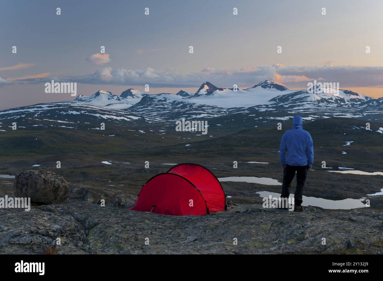 Der Wanderer blickt von seinem Zelt zum Sulitelma-Massiv mit dem Sulitelma-Gletscher, Laponia-Weltkulturerbe, Lappland, Schweden und dem Suliskong Stockfoto