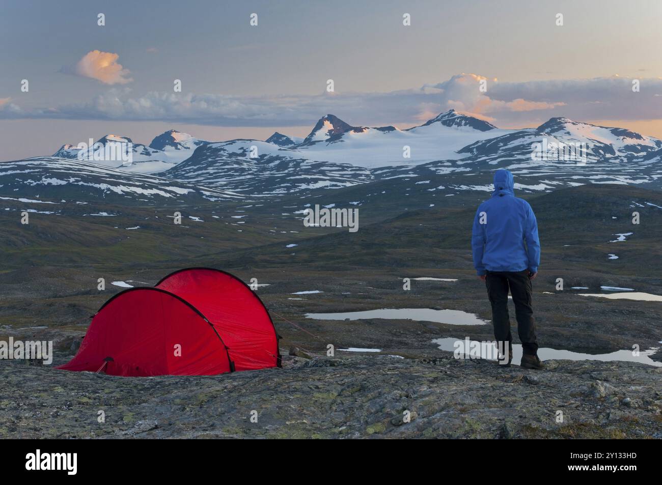 Der Wanderer blickt von seinem Zelt auf das Sulitelma-Massiv mit dem Sulitelma-Gletscher, Laponien, Lappland, Schweden und dem Gipfel Suliskongen, NOR Stockfoto