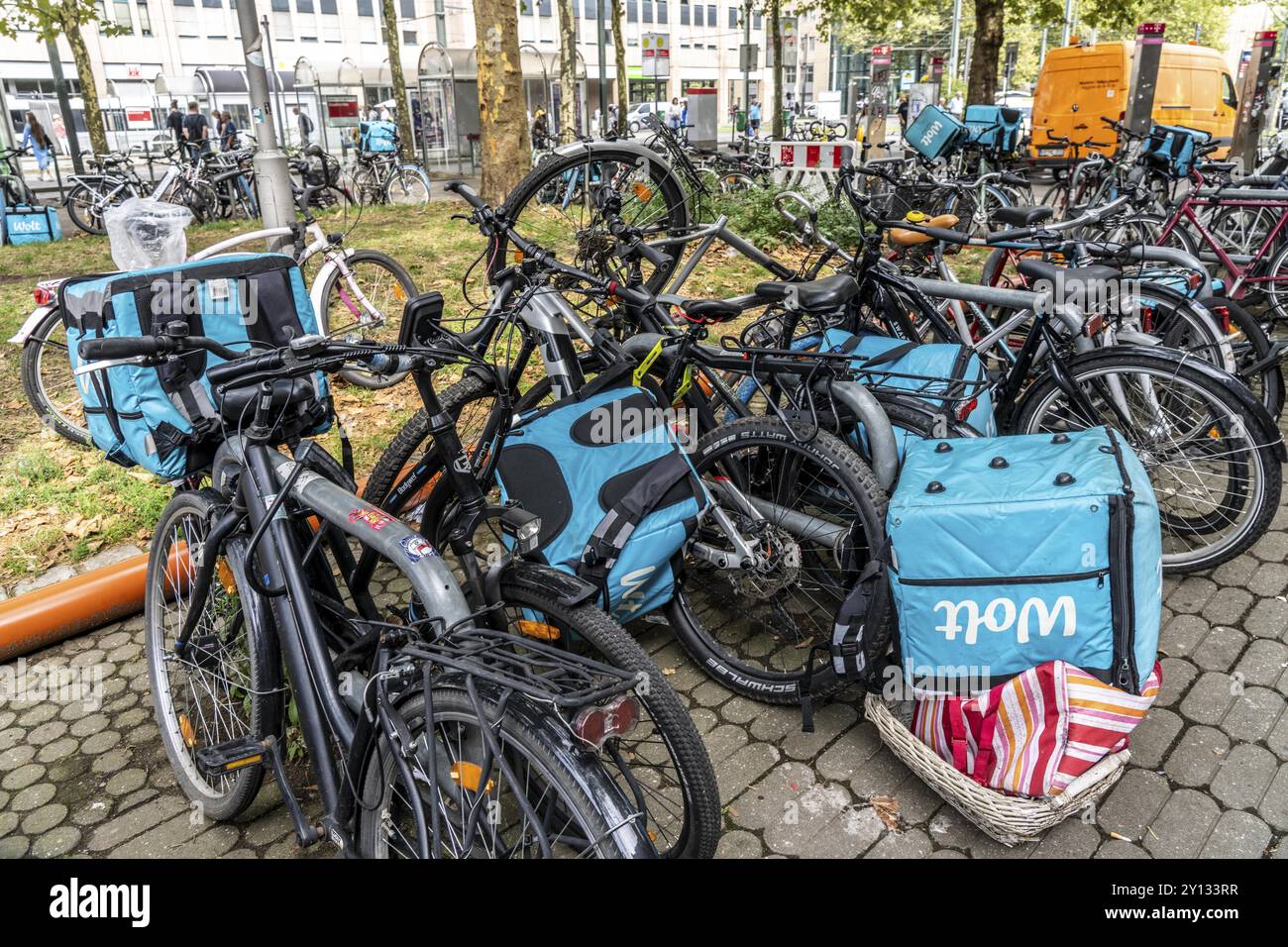 Wolt-Lieferservice, geparkte Fahrräder von Fahrradkurieren mit Thermalrucksack, vor dem Hauptbahnhof in Düsseldorf, Nordrhein-Westph Stockfoto