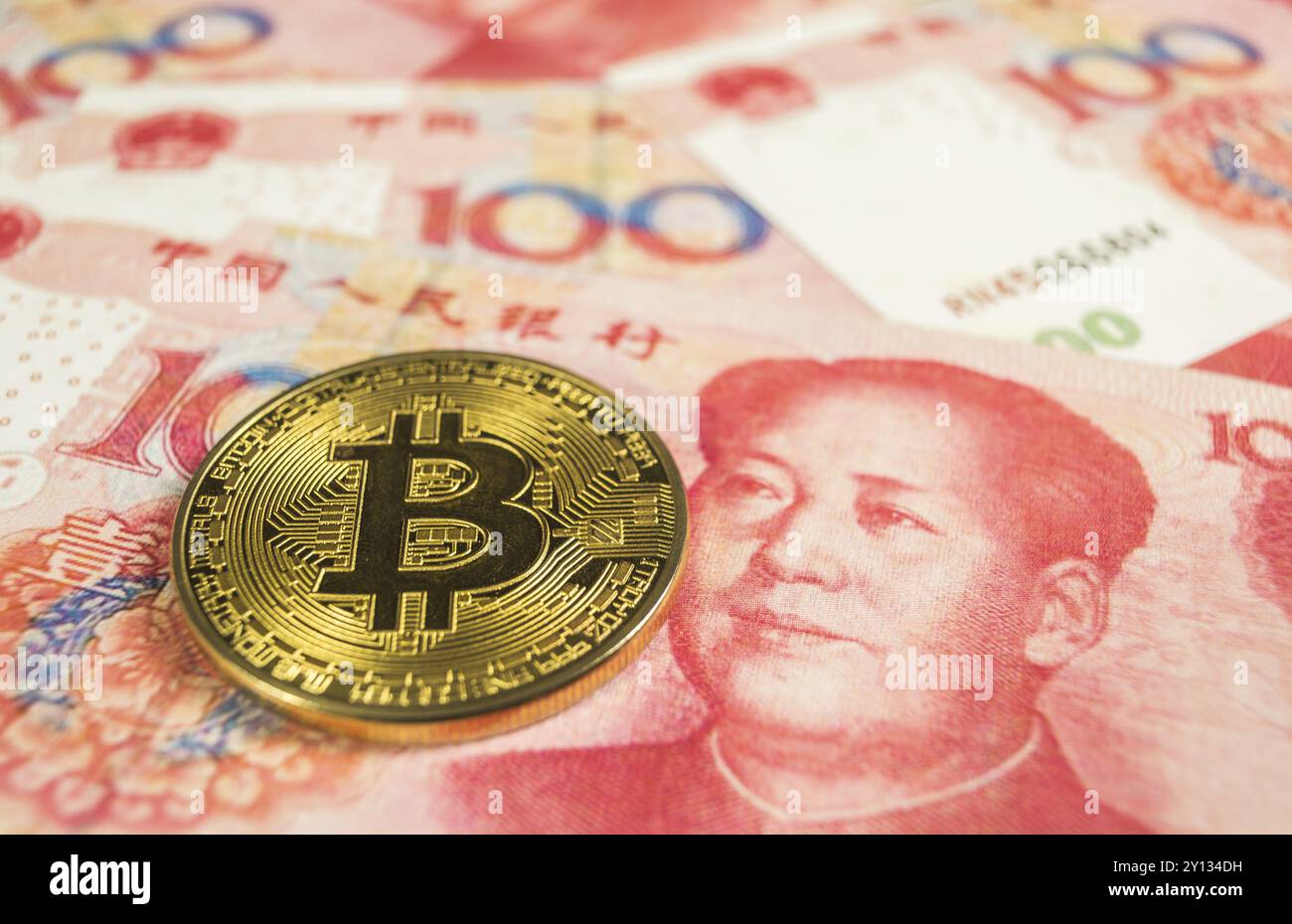 Kryptowährungskonzept, Ein Bitcoin mit Chinecewährung RMB, Renminbi Stockfoto