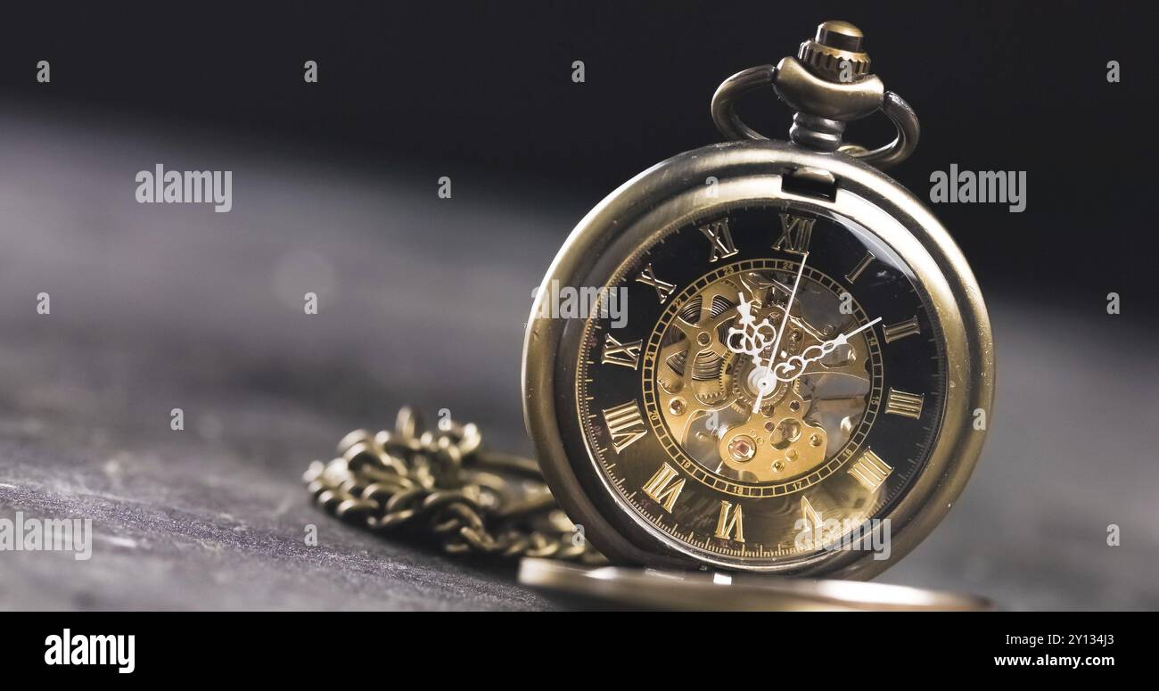 Antike alte Taschenuhr Zifferblatt Nahaufnahme. Vintage Hipster Uhr Messzeit Stockfoto
