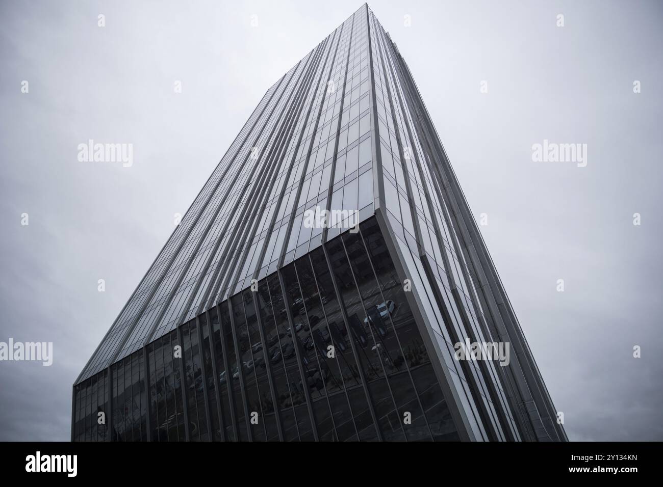 Panoramablick und perspektivische Sicht auf Hochhäuser aus Stahlblau-Glas, Industriearchitektur Stockfoto