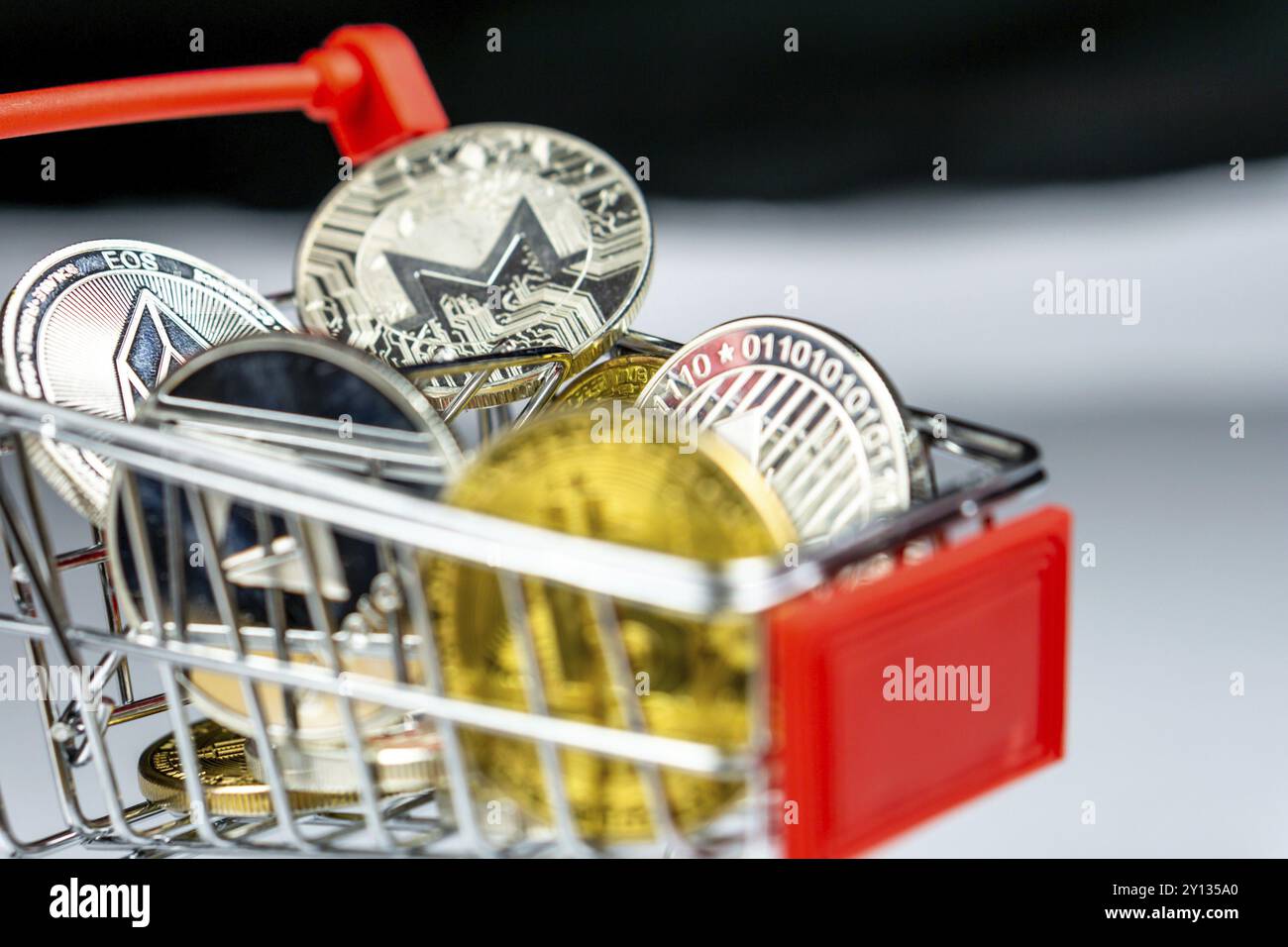 Bitcoin und Altcoins münzen in einem Warenkorb auf weißem Hintergrund Stockfoto