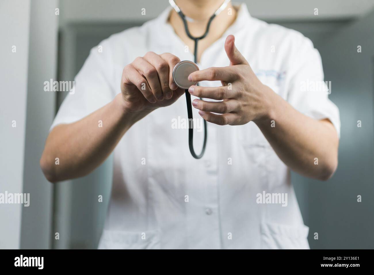Nahaufnahme eines männlichen Arztes mit Stethoskop im Krankenhaus. Medizinisches Konzept mit Kopierraum Stockfoto