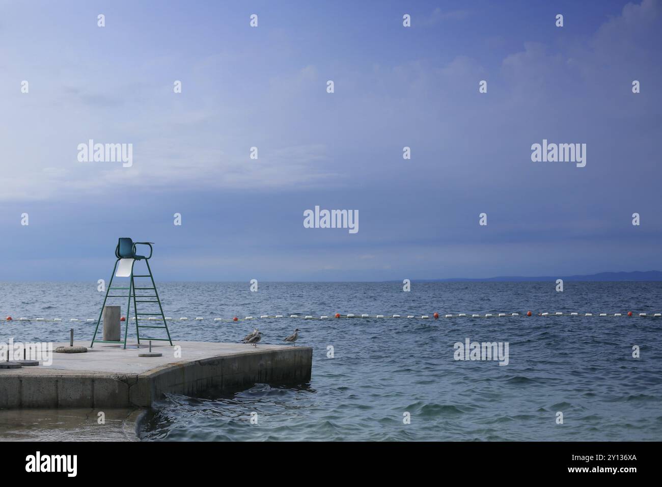 Lifeguard Tower am Strand mit approaching storm in Europa Stockfoto