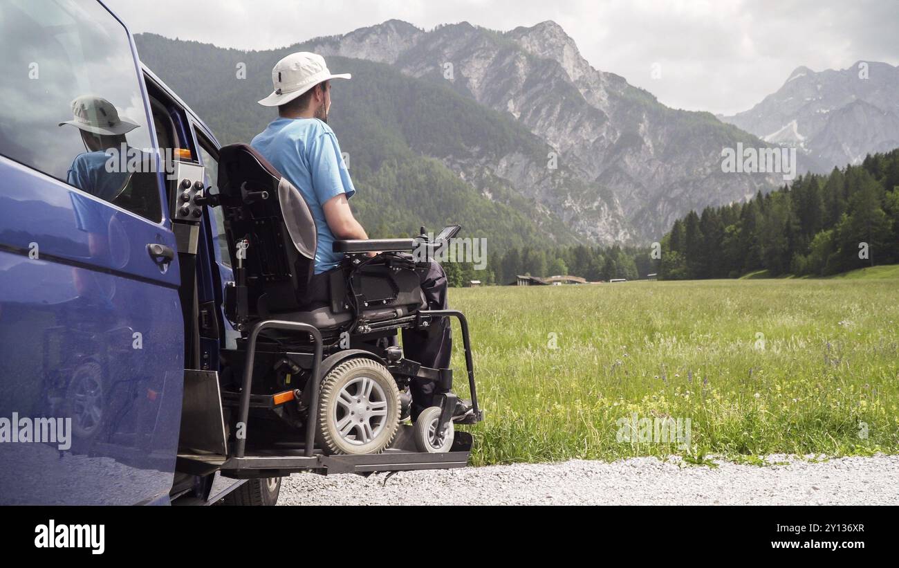 Spezielles Fahrzeug für Menschen mit Behinderungen mit elektrischem Aufzug. Leerer Rollstuhl auf einer Rampe mit Natur und Bergen hinten Stockfoto