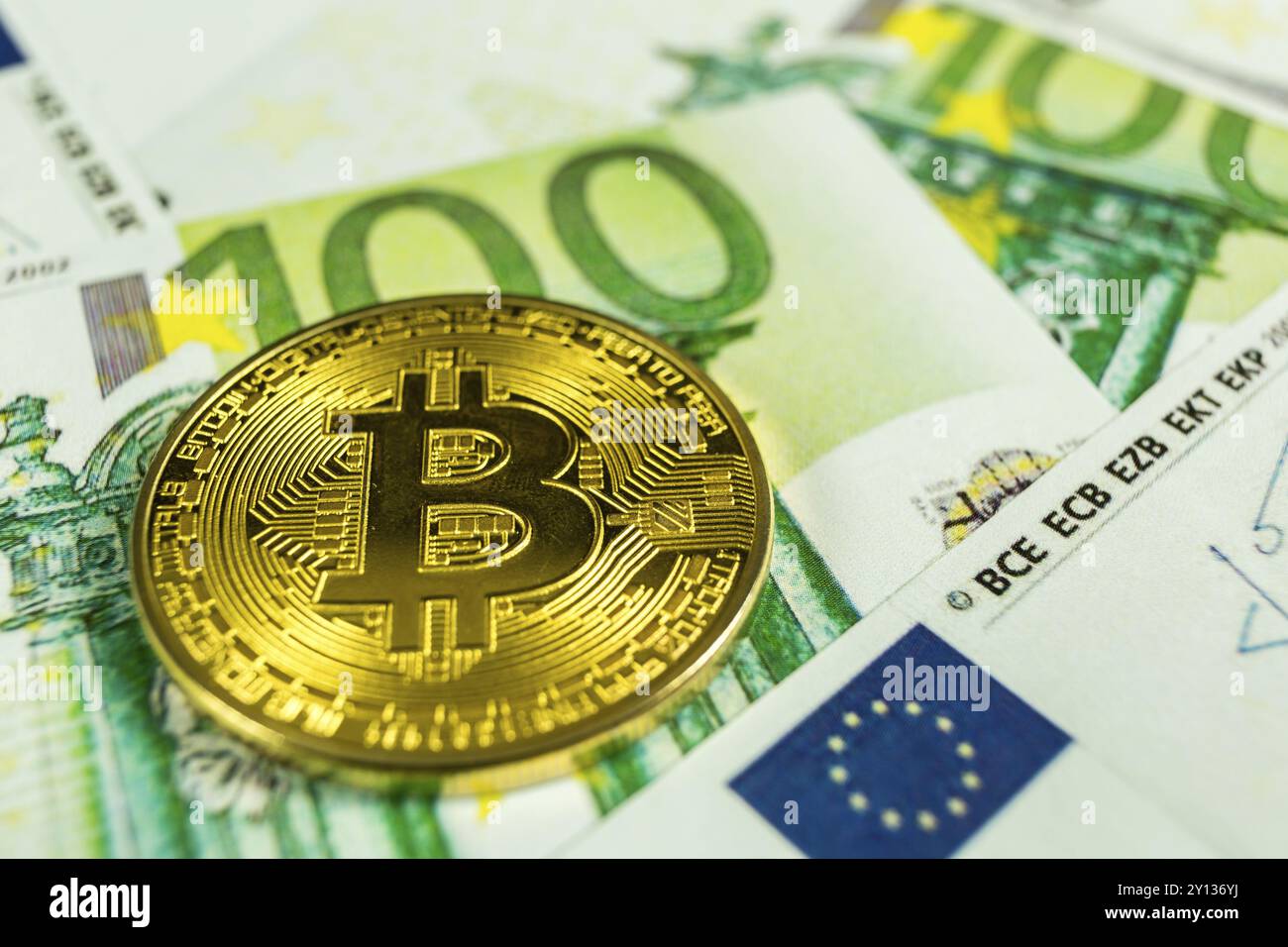 Bitcoin und Euro Notes, Close Up Stockfotografie - Alamy
