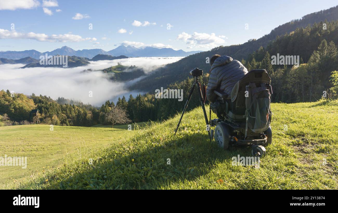 Mann im Rollstuhl, der Fotos von wunderschöner Landschaft macht Stockfoto