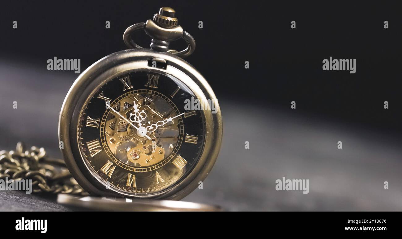 Antike alte Taschenuhr Zifferblatt Nahaufnahme. Vintage Hipster Uhr Messzeit Stockfoto
