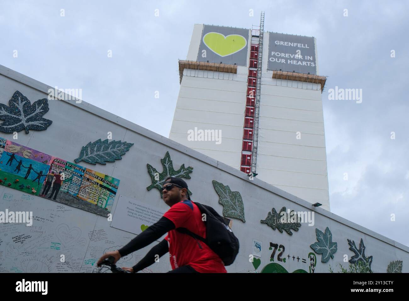 Ein Blick auf den Grenfell Tower und die Gedenkmauer am Tag der Veröffentlichung des Untersuchungsberichts über die Tragödie - sieben Jahre nach dem Brand -. Stockfoto