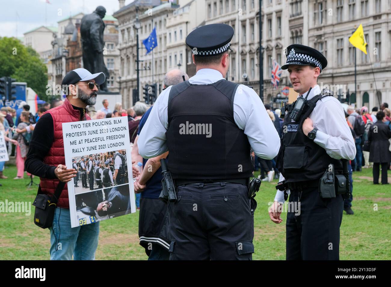 Ein Mann, der bei einem Anti-Lockdown-Protest geschlagen wurde, spricht mit einem Polizisten über "zweistufige Polizeiarbeit in Großbritannien" bei einem Protest gegen die Regierung. Stockfoto